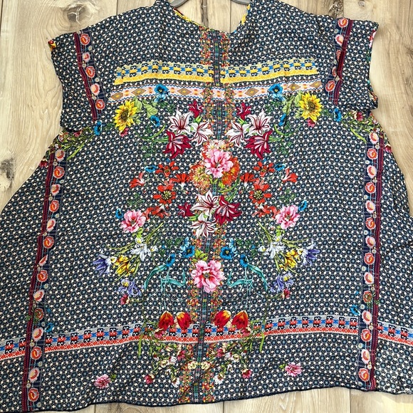 JOHNNY WAS Dolce Drapey Short Sleeve Top with Floral Detail Size Large - Picture 9 of 9